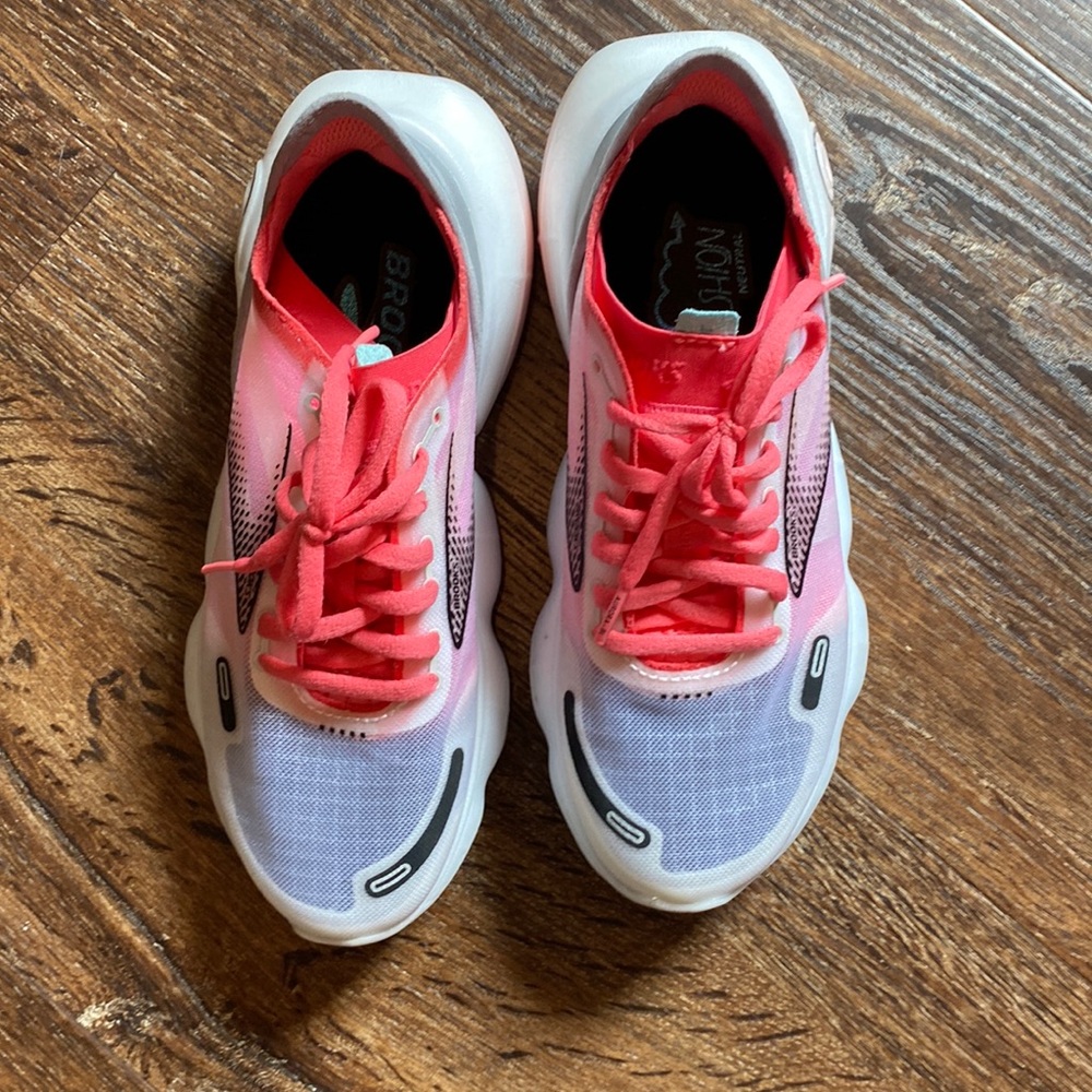 WOMEN'S BROOKS AURORA-BL ~ GREY/CORAL~ SIZE 6.5 ~ LIKE NEW